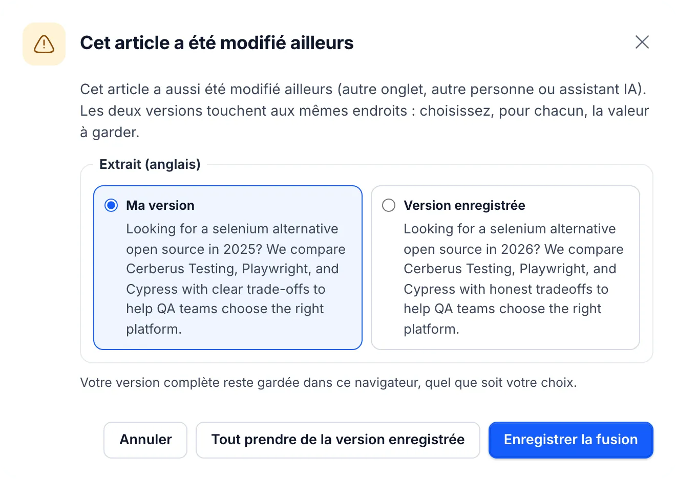 La fenêtre « Cet article a été modifié ailleurs » : deux versions du même extrait côte à côte, « Ma version » et « Version enregistrée », avec les boutons « Annuler », « Tout prendre de la version enregistrée » et « Enregistrer la fusion ».