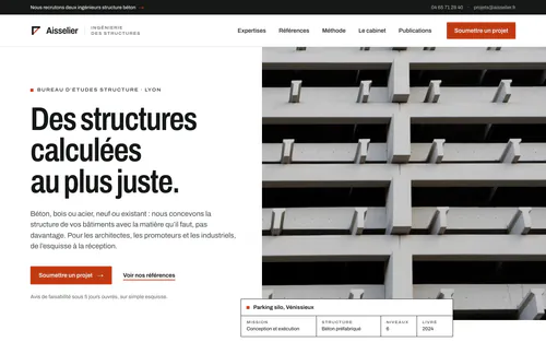 Exemple, entreprise fictive : le premier écran du site d’Aisselier, bureau d’études structure. Son nom et son menu, sa promesse « Des structures calculées au plus juste », un bouton pour soumettre un projet, et la photo d’un parking en béton.